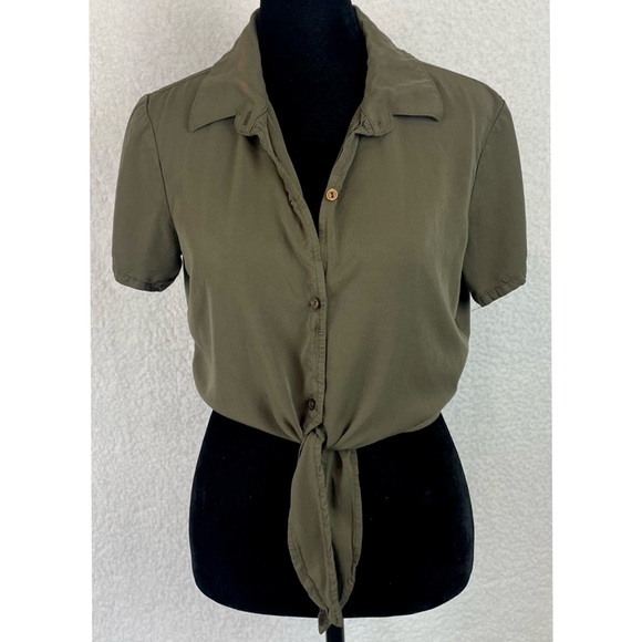 AMERICAN APPAREL • Army Green Tie Front Button-Up Cropped Top - Picture 12 of 16